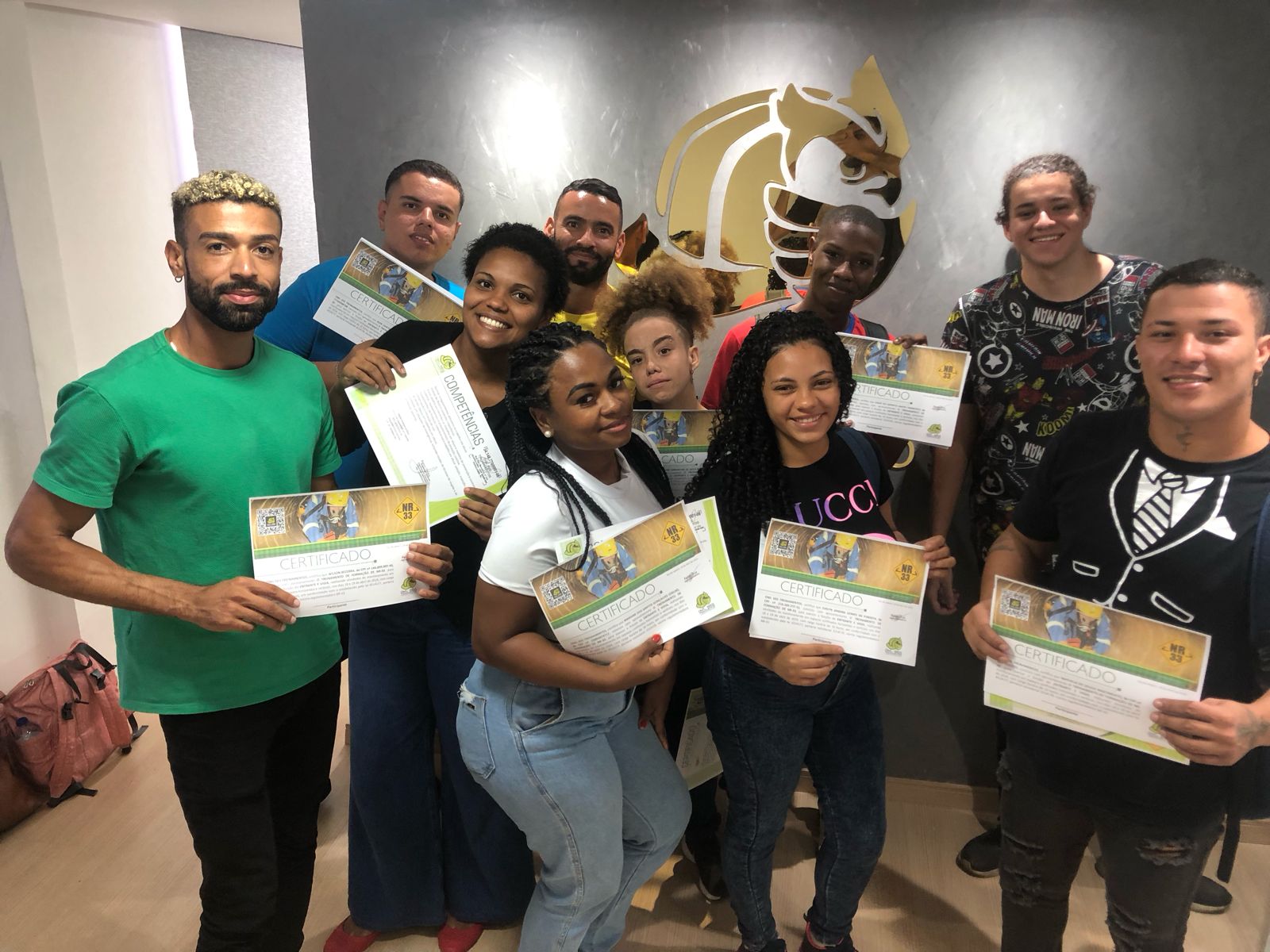 Alunos da OWL SEG segurando certificados de NR-33 espaço confinado