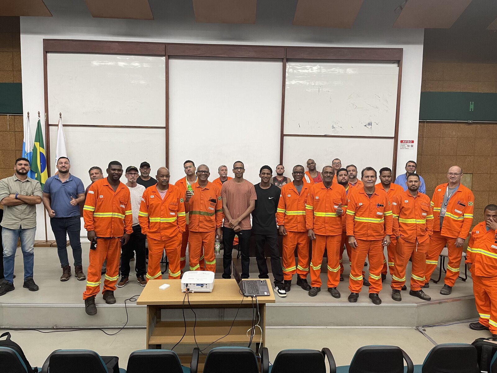 Equipe de manutenção uniformizada após treinamento presencial de Segurança do Trabalho