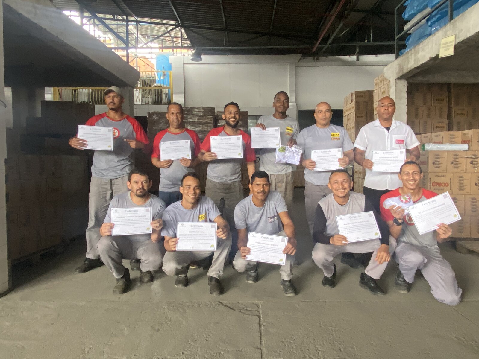 Equipe de operadores logísticos com certificados de Segurança do Trabalho em CD