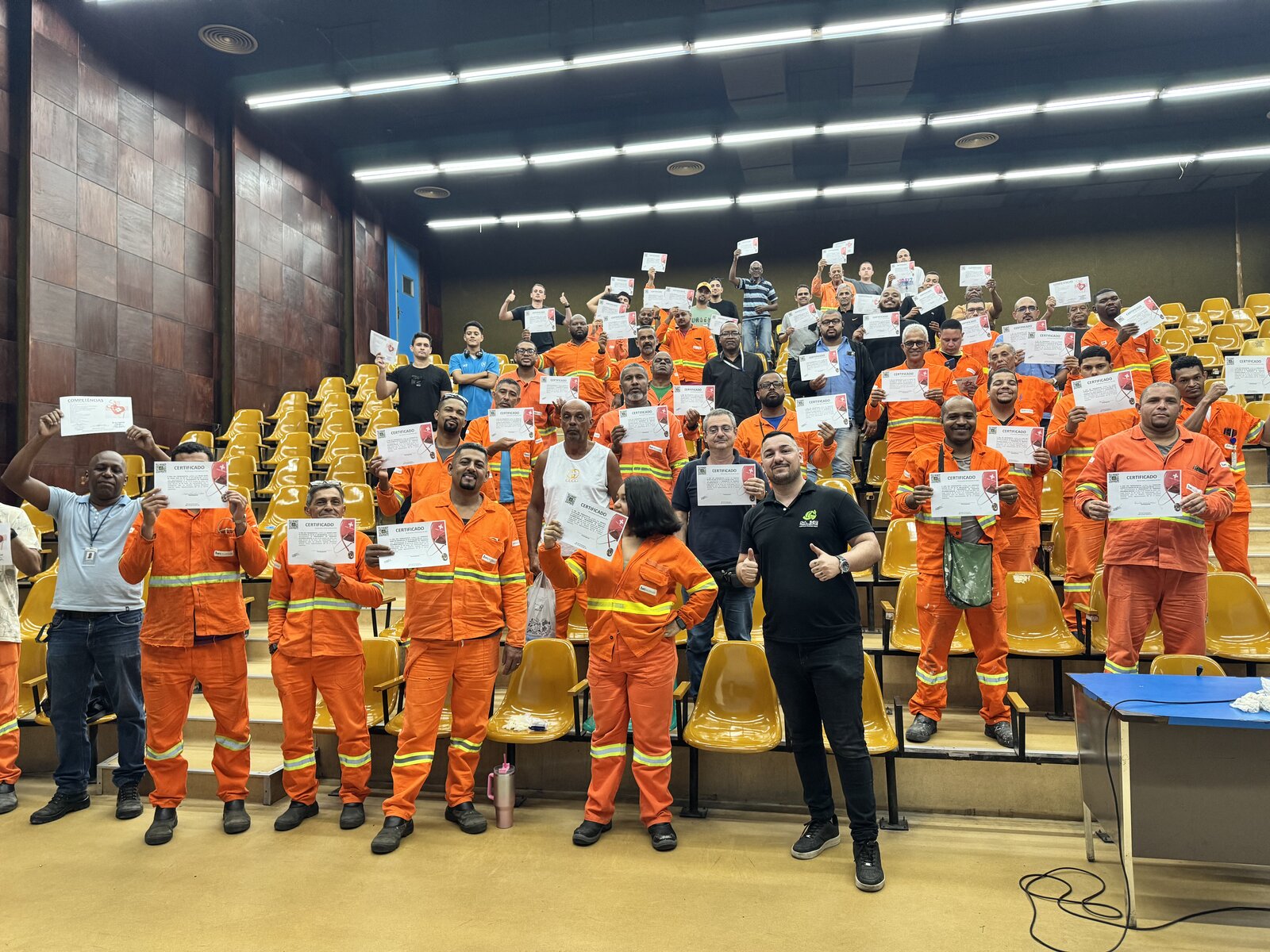 Turma de mais de 50 colaboradores certificados em NR-10 e NR-35 em auditório