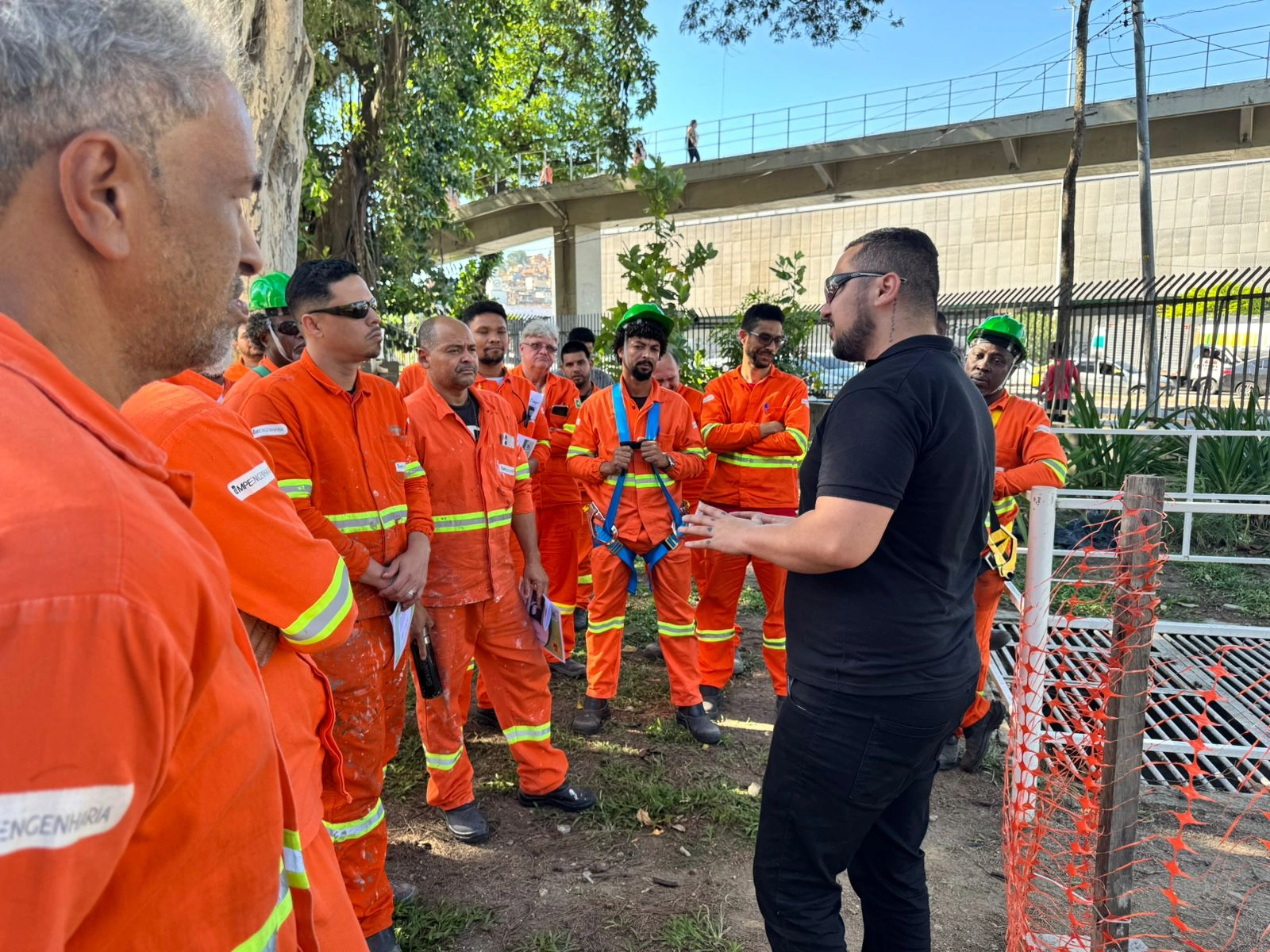 Treinamento presencial de Segurança do Trabalho ministrado in company para equipe com EPI